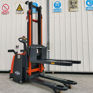 1500 Kg 2000 Kg 1.6-5.5m Stand on Driving Full Electric Stacker Forklift con CE e ISO