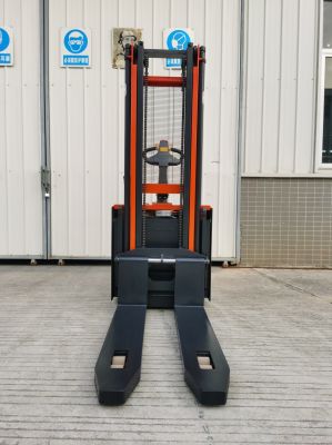 Manipulación de paletas dobles Soporte de carretilla elevadora de batería de 2,5 m de altura en el apilador de conducción